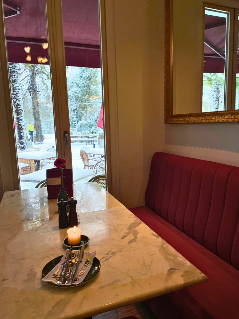 Bank Fenster 768x1024